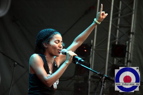 Nneka (NGR) 25. Summer Jam Festival - Fuehlinger See, Koeln - Red Stage 02. Juli 2010 (16).JPG